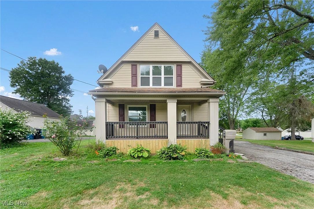 124 Rebecca Ave photo 1