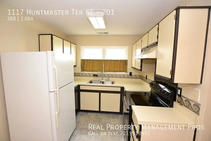 Nicely Maintained 2 Bedroom Condo In the Heart of Leesburg For Rent! — Photo 2