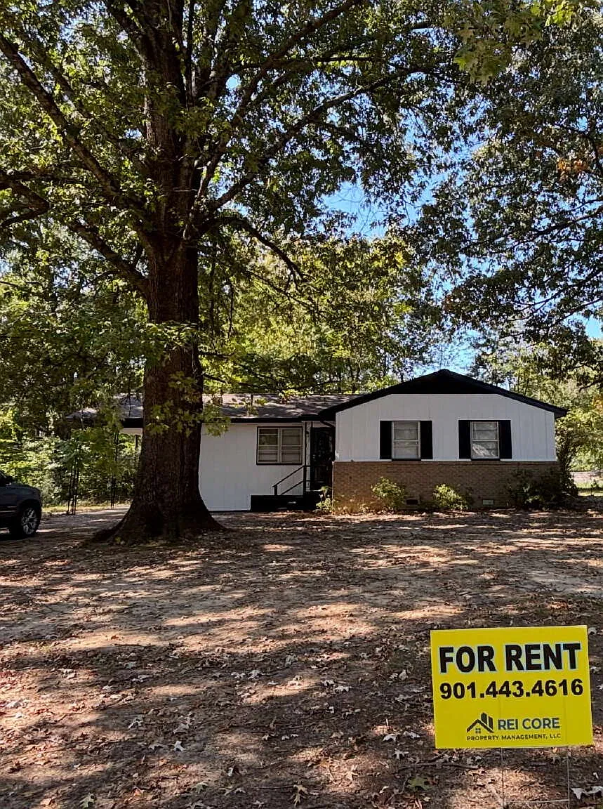 3 bed, 2.0 bath, 1023 sqft, $1,350 — Photo 1
