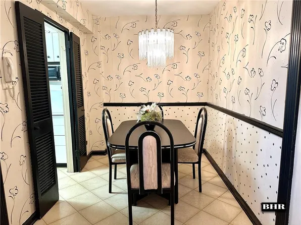 2265 Gerritsen Avenue image 2 of 16