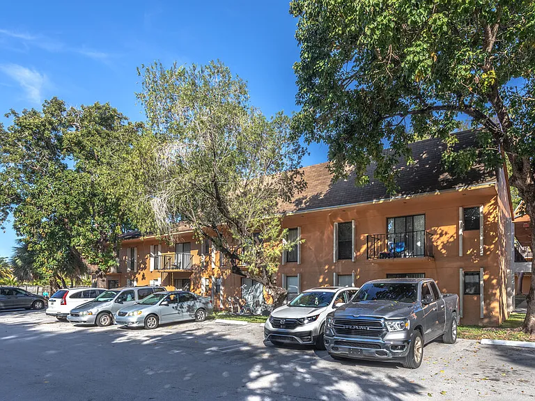 Tennis Villas Apartments — Photo 10