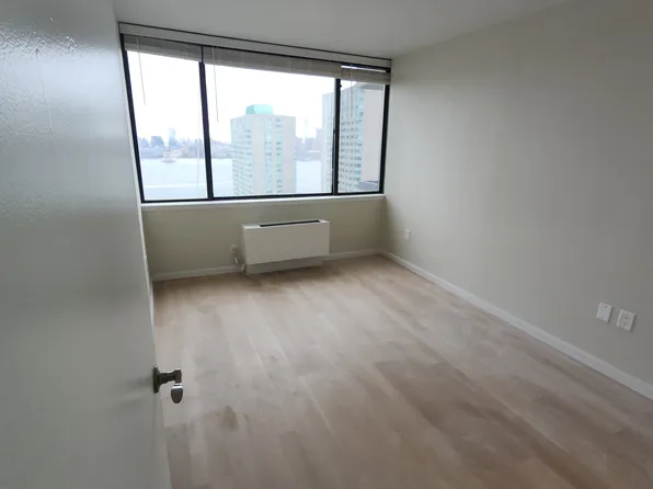 45 River Dr South image 5 of 19