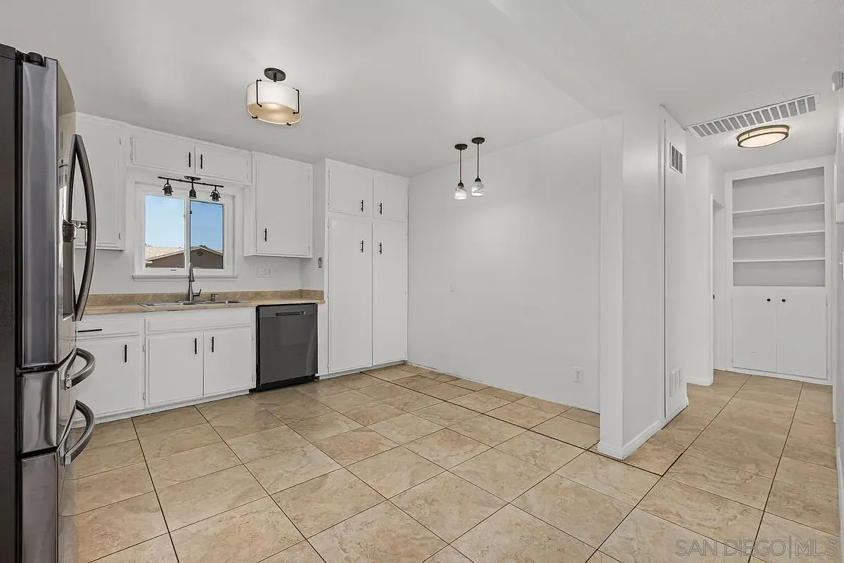 3 bed, 1.0 bath, 954 sqft, $3,400 — Photo 4
