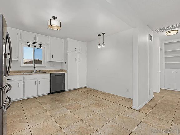 4th image of 623 Aster St