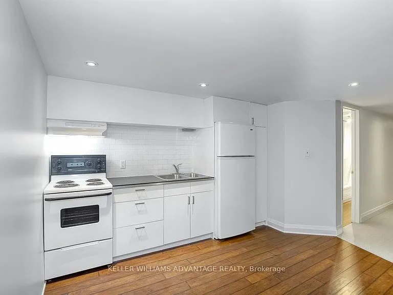 325 Perth Ave #LOWER — Photo 10