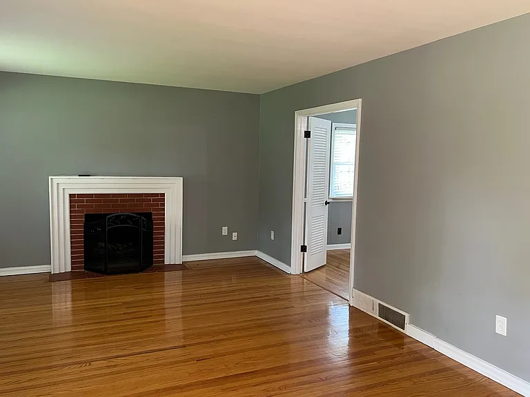 1502 Lynn Way — Photo 2