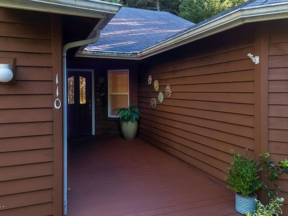 3rd image of 110 SW Cormorant