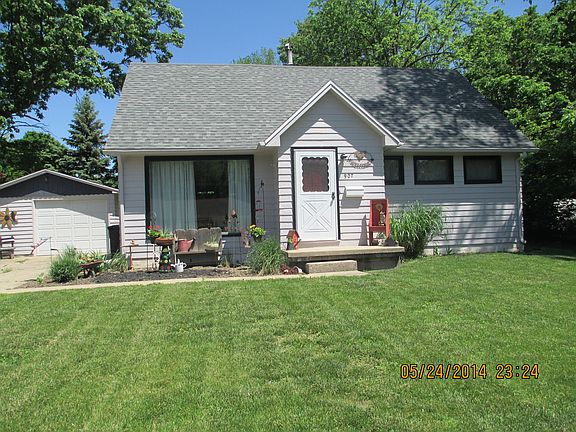 3rd image of 907 W Voorhees St