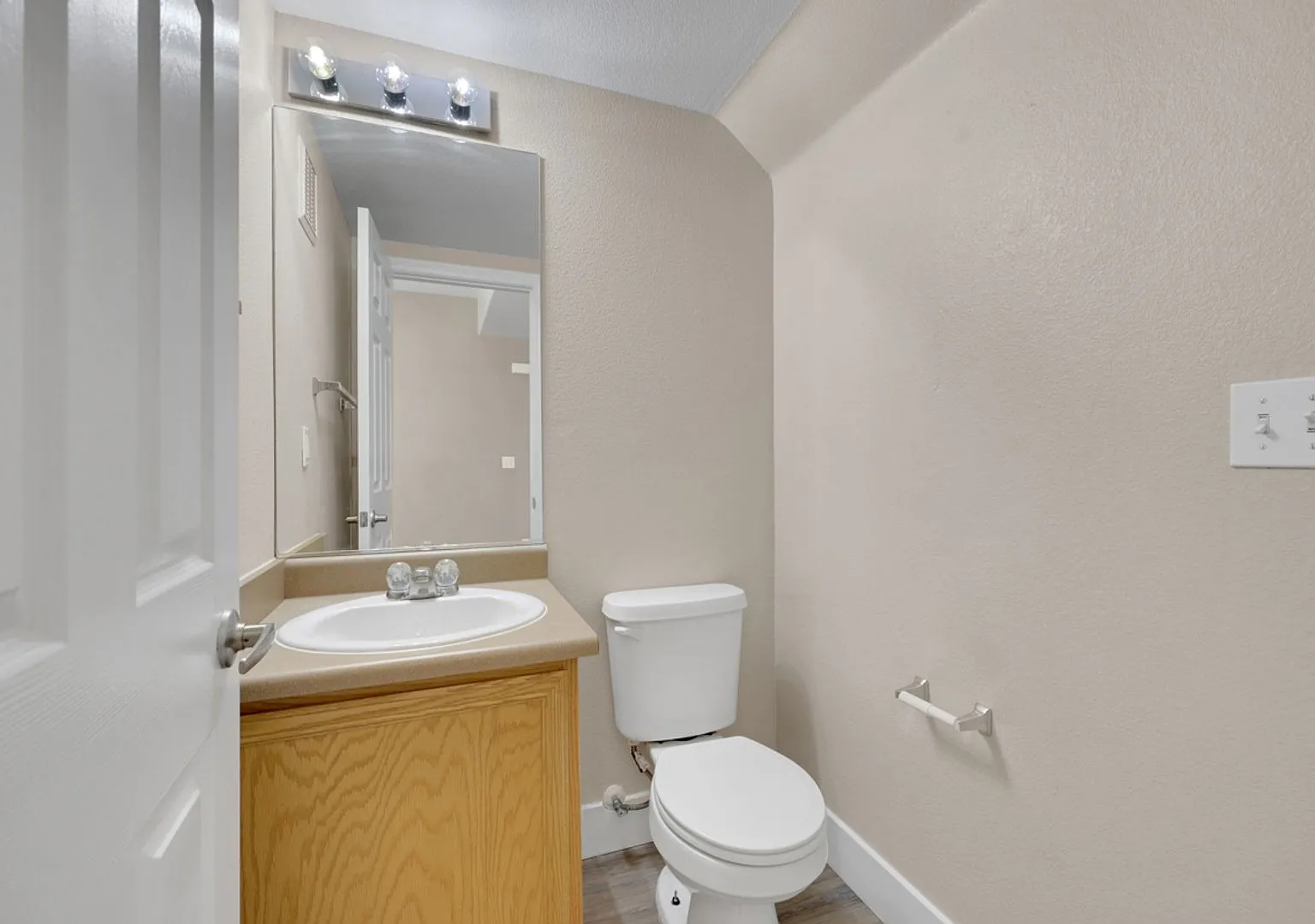 2 Bedroom townhome with attached 2 car garage — Photo 4