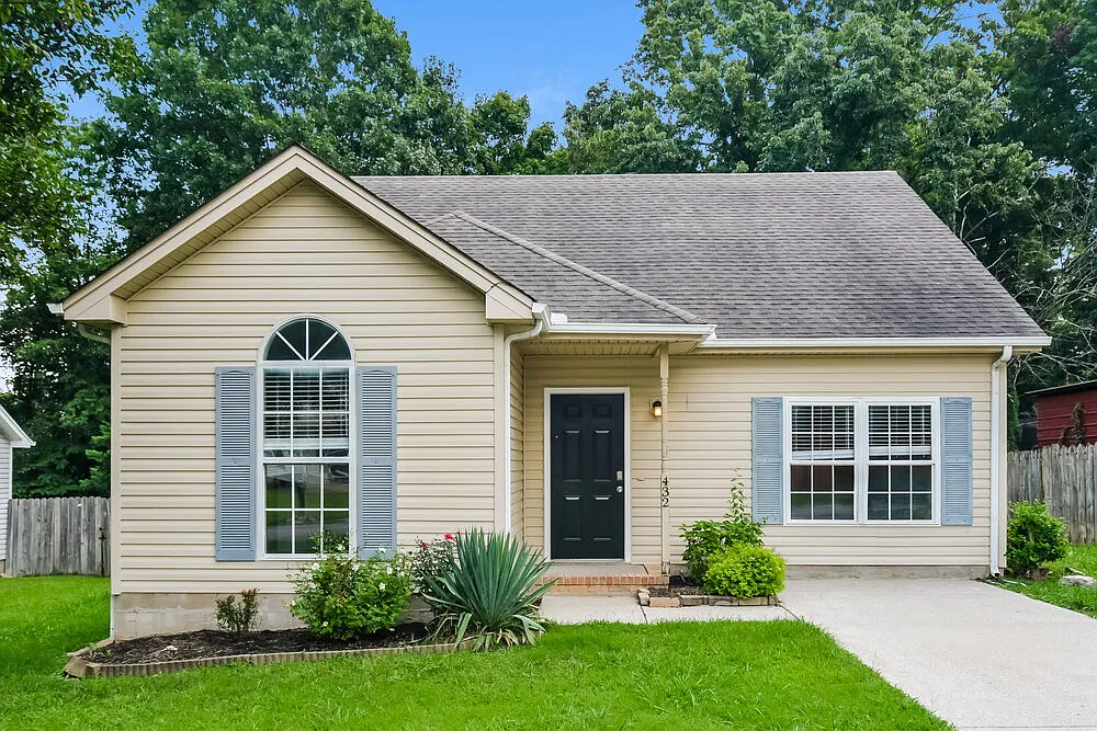 3 bed, 2.0 bath, 1631 sqft, $2,135 — Photo 1