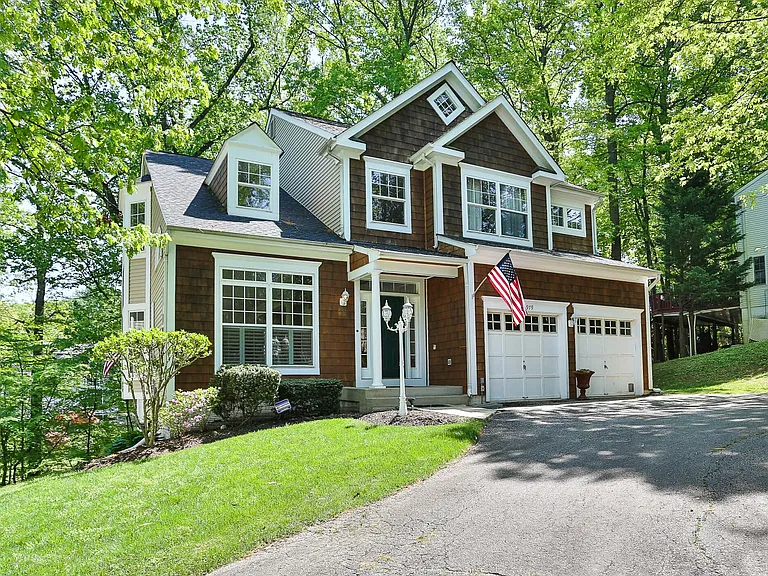 15979 Cove Ln — Photo 1