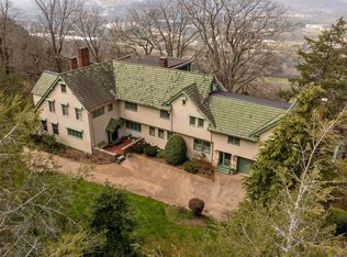 588 W Brow Rd, Lookout Mountain, TN 37350