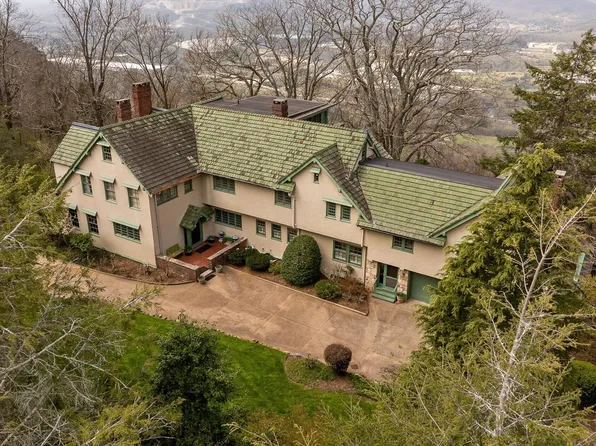 588 W Brow Rd, Lookout Mountain, TN 37350