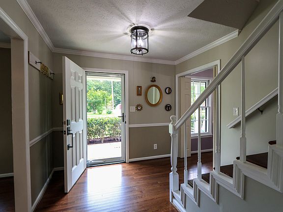 3rd image of 805 Edgewood Dr