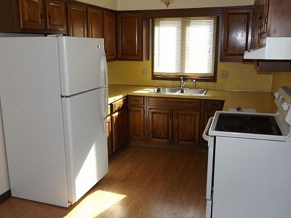 5th image of 638 E 2nd St #10