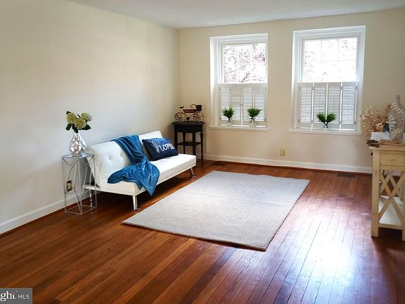 2nd image of 2918 S Buchanan St APT A2