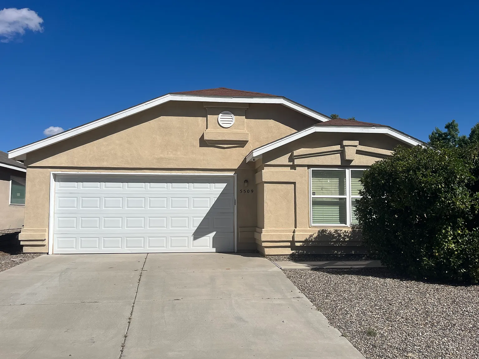 3 bed, 1715 sqft, $2,095 — Photo 1