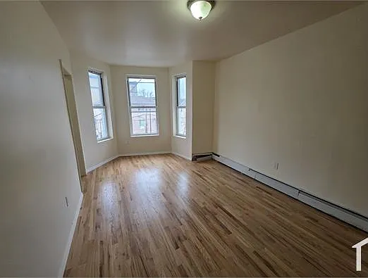 3 bed, 900 sqft, $3,595 — Photo 1