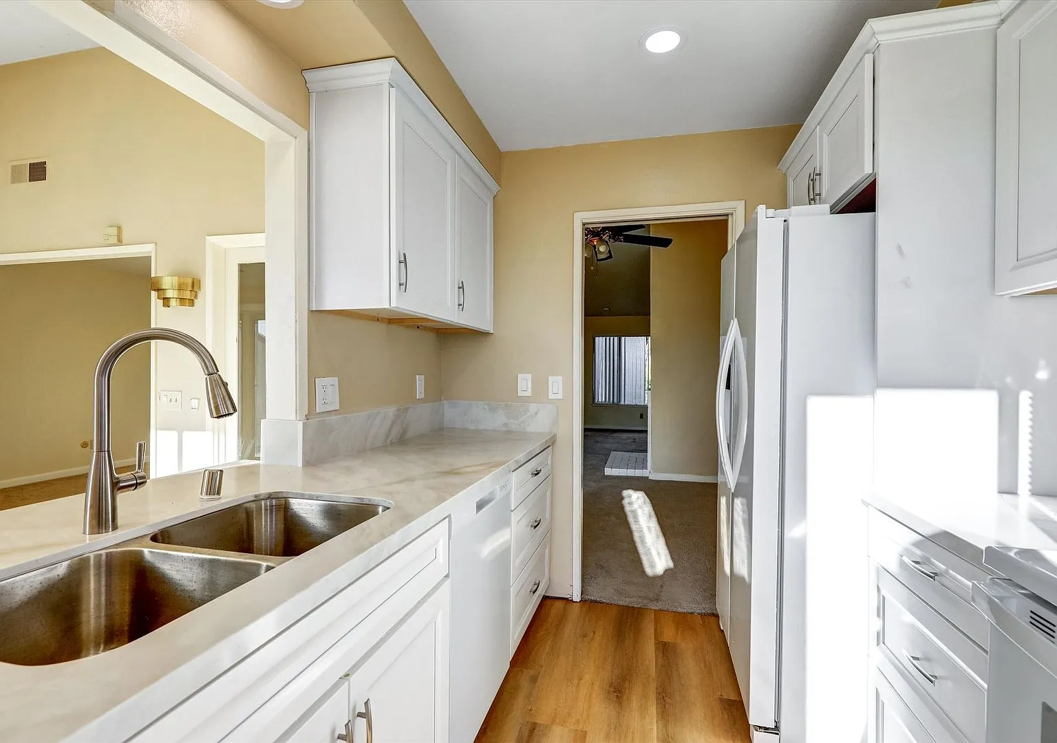 Lovely One Story Condo With One Car Garage — Photo 1