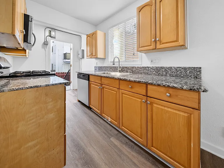 1685 N Summit Ave #1685.5 — Photo 7