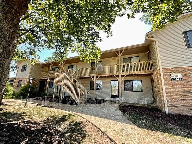 2 bed, 1.0 bath, 800 sqft, $1,050 — Photo 1