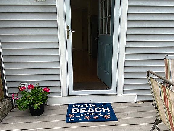 5th image of 261 Edgewater Dr E