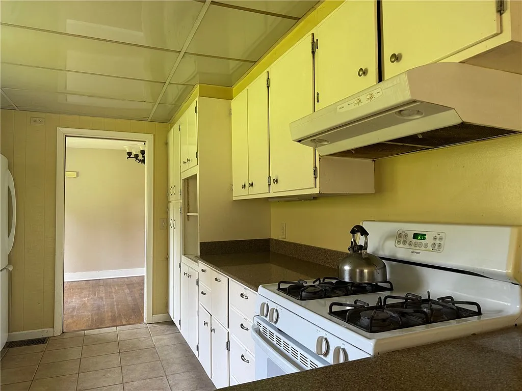 4 bed, 2.0 bath, 1724 sqft, $2,200 — Photo 3