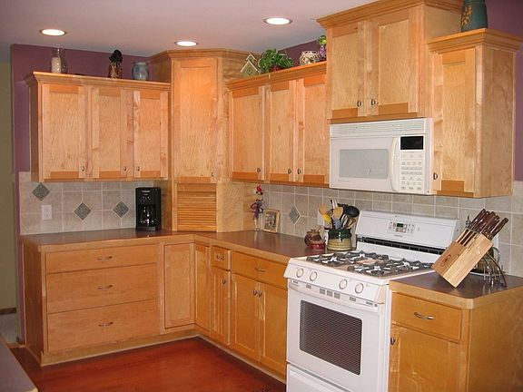 Kitchen With Lots of Cupboard Space