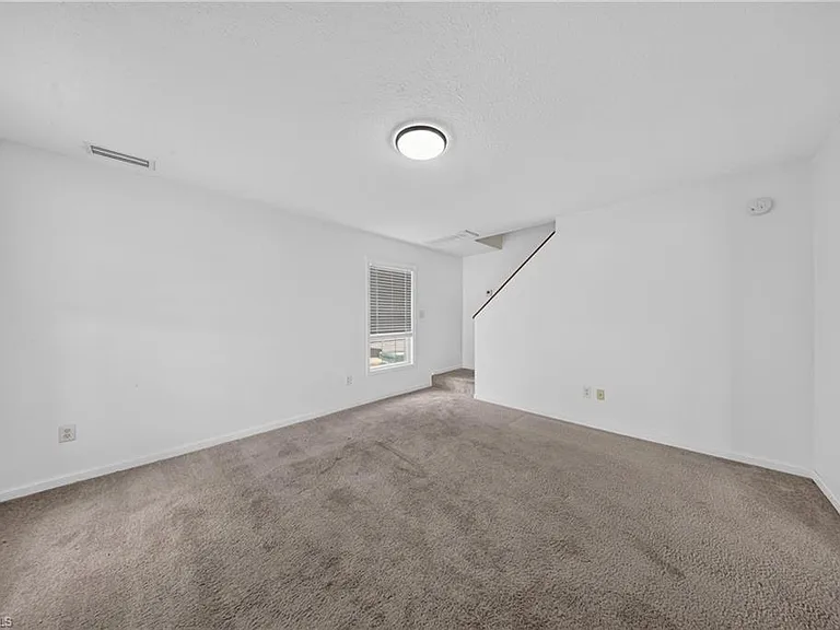 250 Leawood Cir — Photo 21