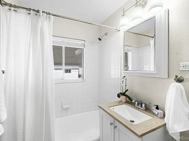 1615 S Elizabeth St — Photo 6