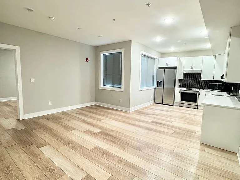 Gorgeous New Diamond St Construction Boasting Luxury Finishes — Photo 25