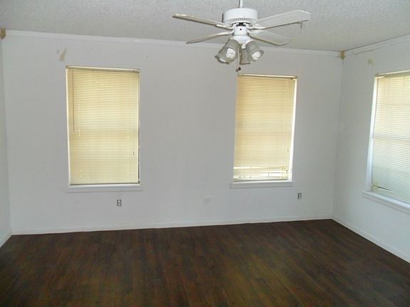 4th image of 104 E Hoskins St