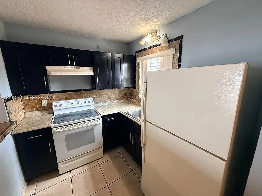 Alhambra Vi Condo — Photo 2
