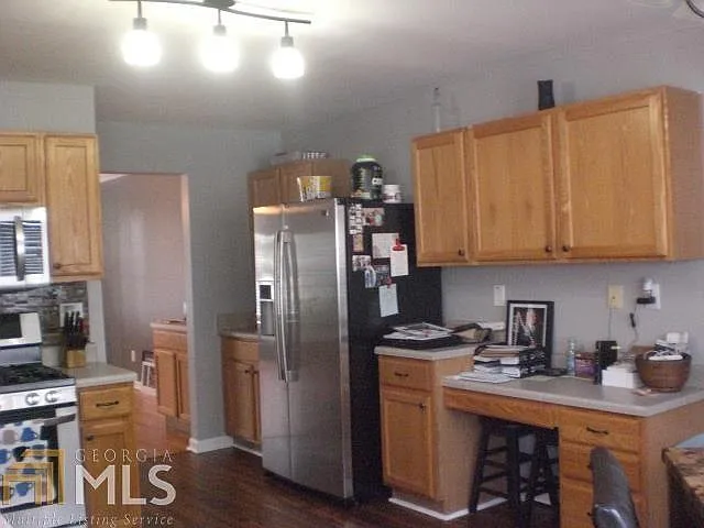 4 bed, 2.5 bath, 2711 sqft, $2,400 — Photo 3