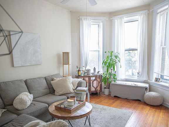 2nd image of 1902 W Cortland St APT 2