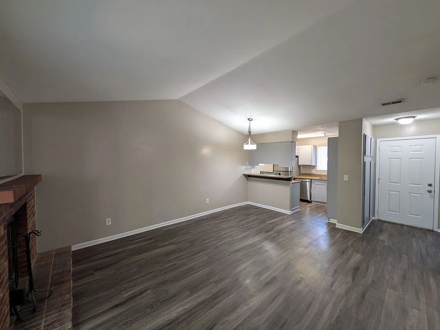 Spacious 2 Bed 1 Bath Condo in Aurora! Available Now! — Photo 4