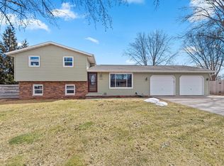 1935 Bunker Hill Ct, De Pere, WI 54115