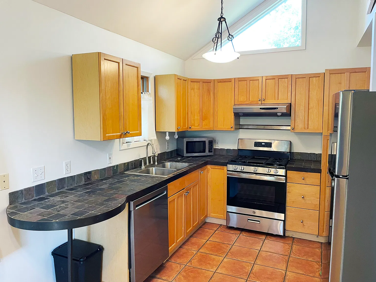 2 bed, 1064 sqft, $2,100 — Photo 3