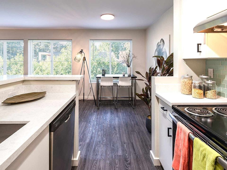 1st image of 9425 35th Ave NE #272