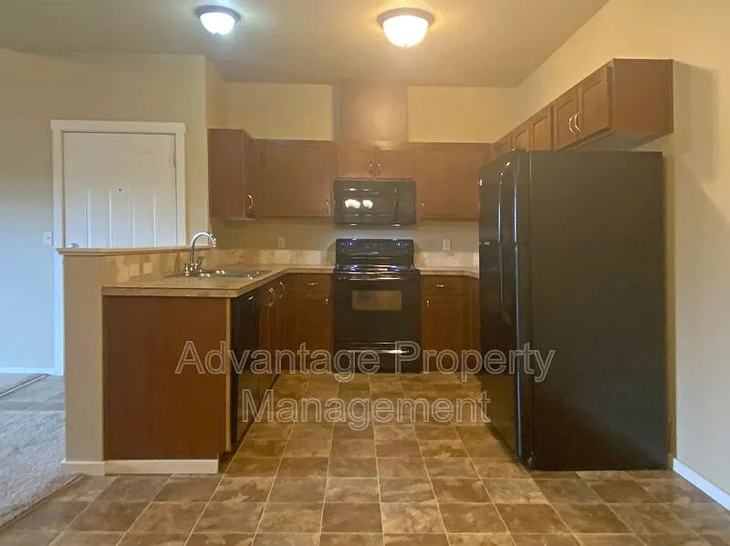 2 bed, 2.0 bath, 1090 sqft, $1,600 — Photo 2