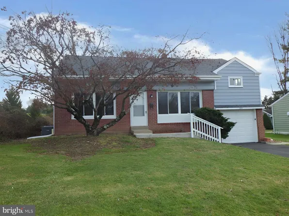 205 Colonial Dr, Warminster, PA 18974
