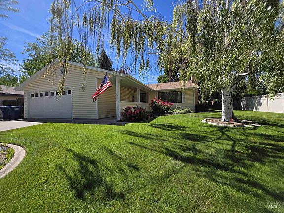 3rd image of 447 Crestview Dr