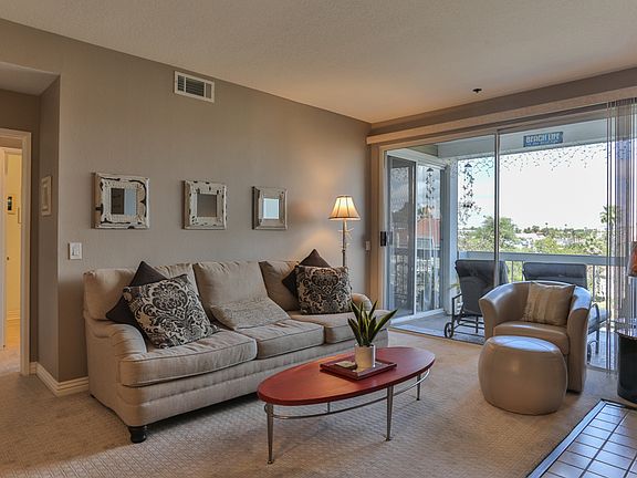 Living Room to balcony!