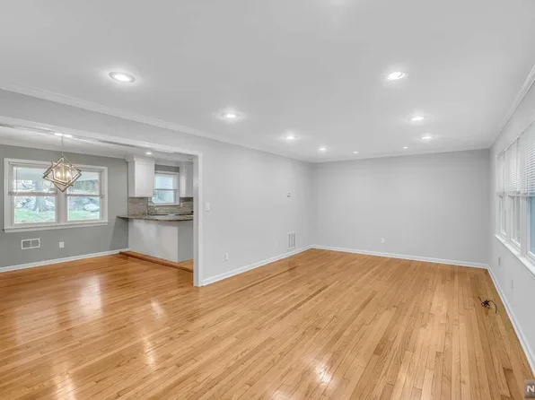 17 Linden St, Ramsey, NJ 07446
