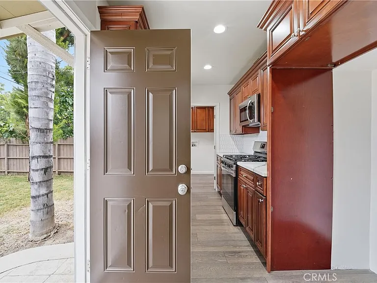 7620 Variel Ave — Photo 8