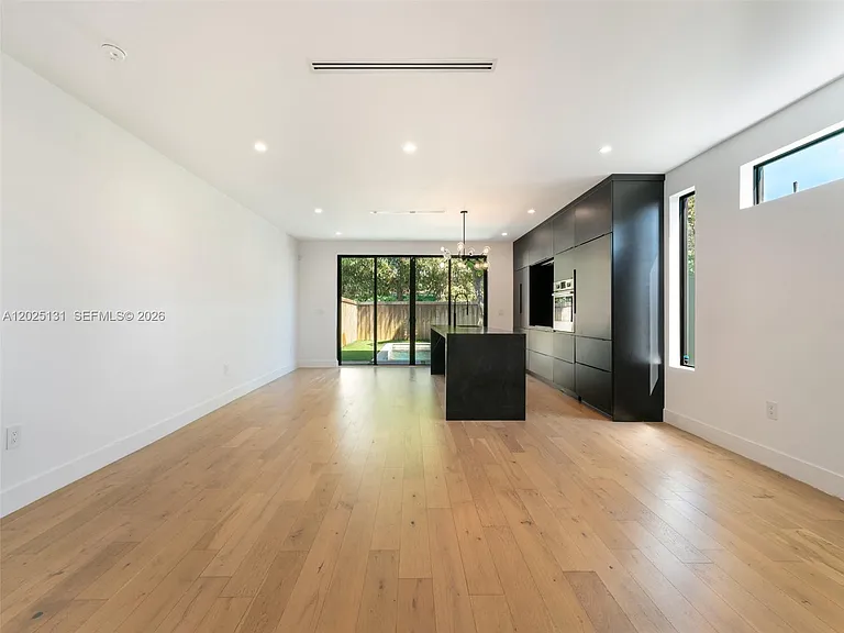 227 NW 39th St — Photo 3