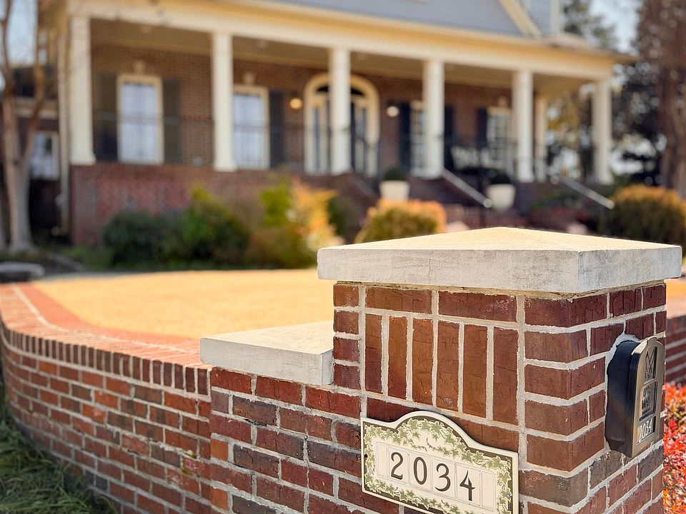 1st image of 2034 Stratford Ct SE