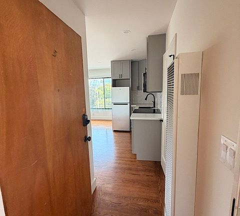 4th image of 1401 Waller St APT 5
