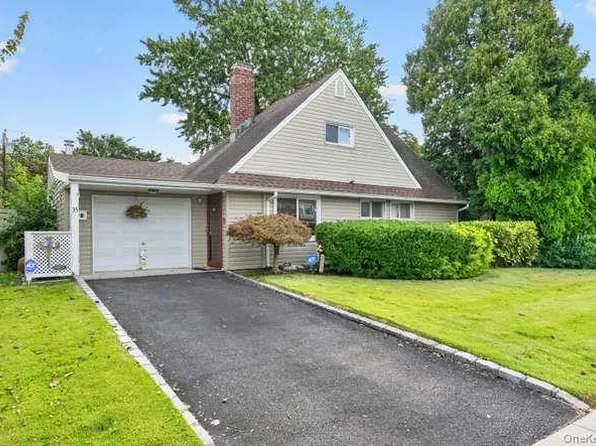 35 Hedge Lane, Westbury, NY 11590