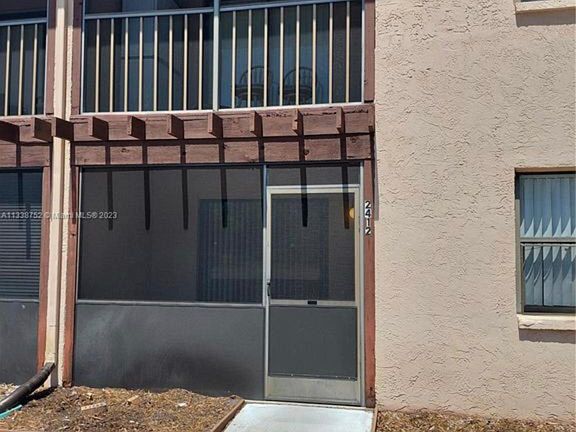 4th image of 2412 SE Garden Ter #201
